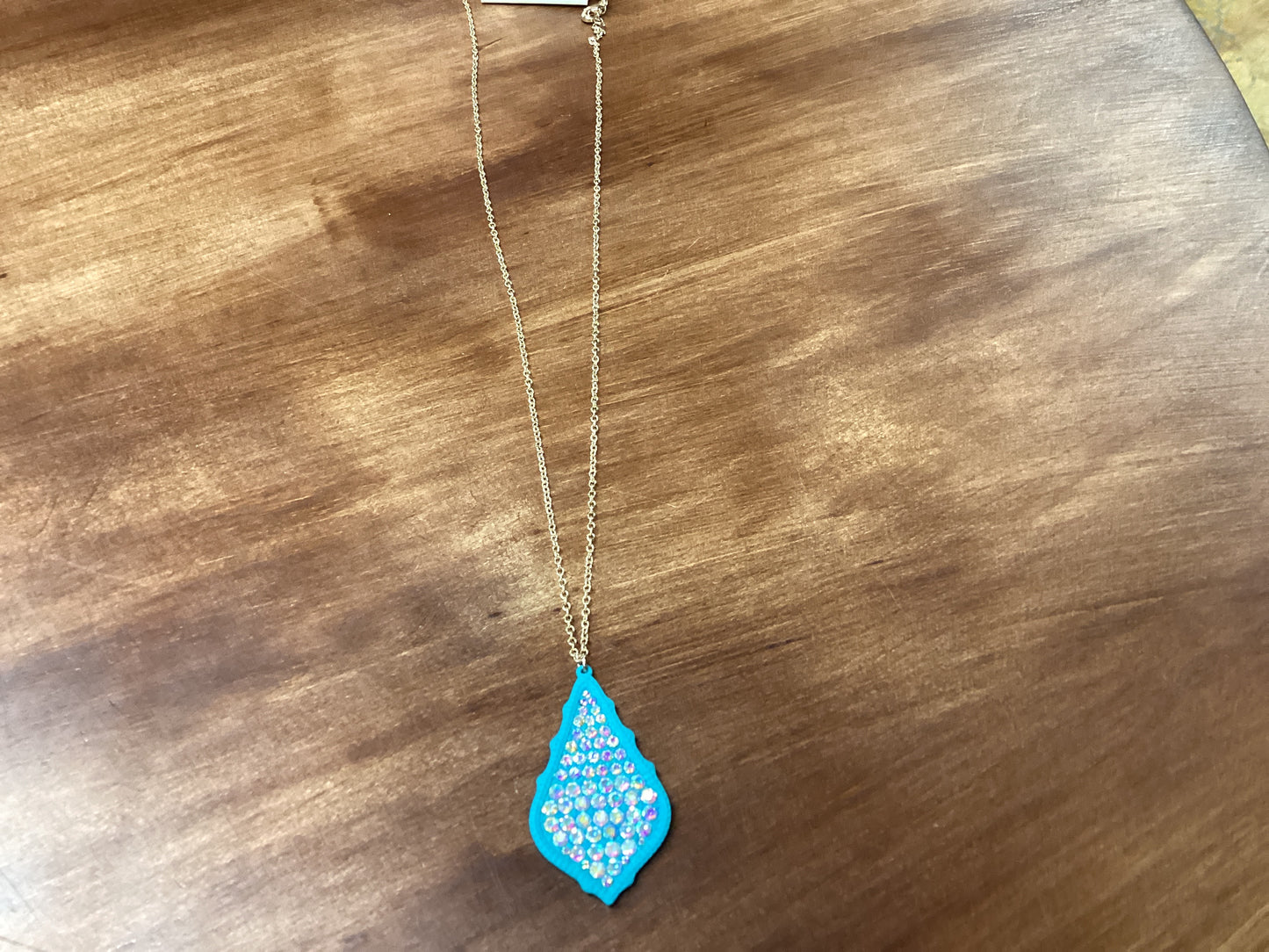 Pendant w/rhinestones on gold chain