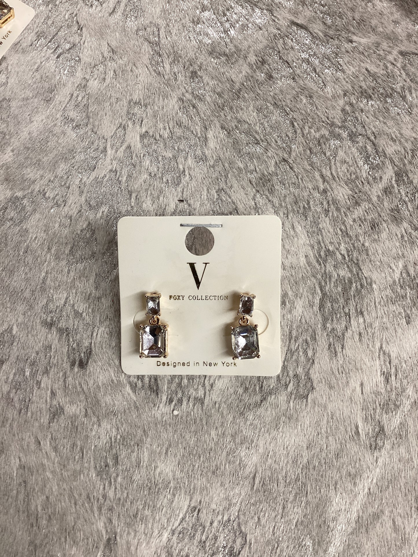 V- teardrop Diamond earrings with gold trim
