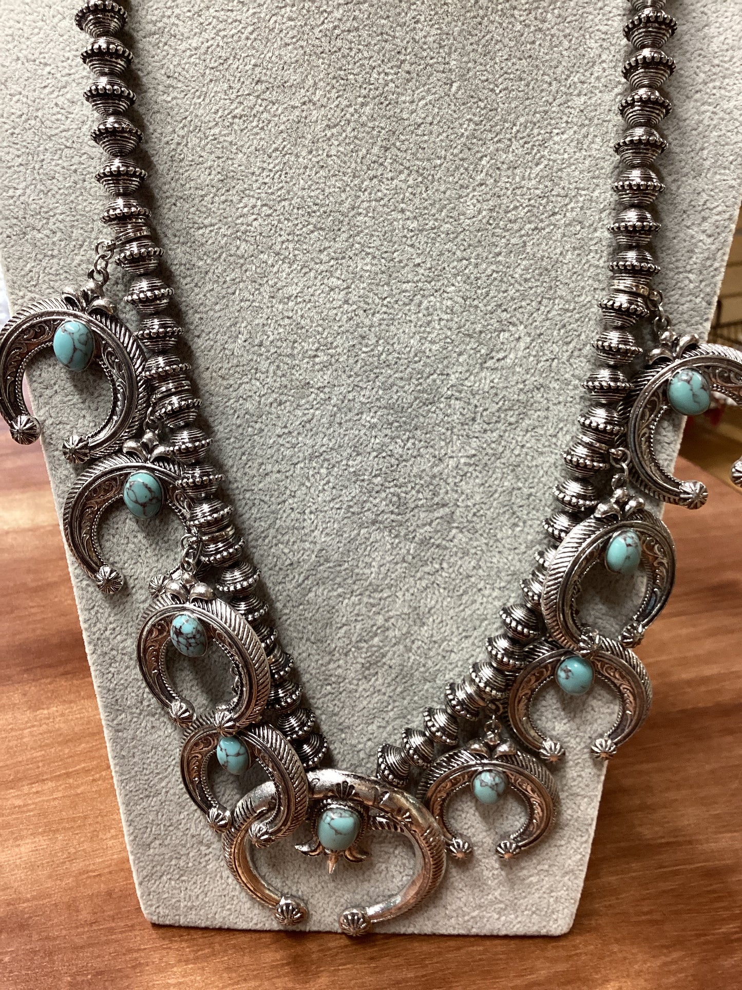 Silver bead necklace W/horseshoe w/turquoise