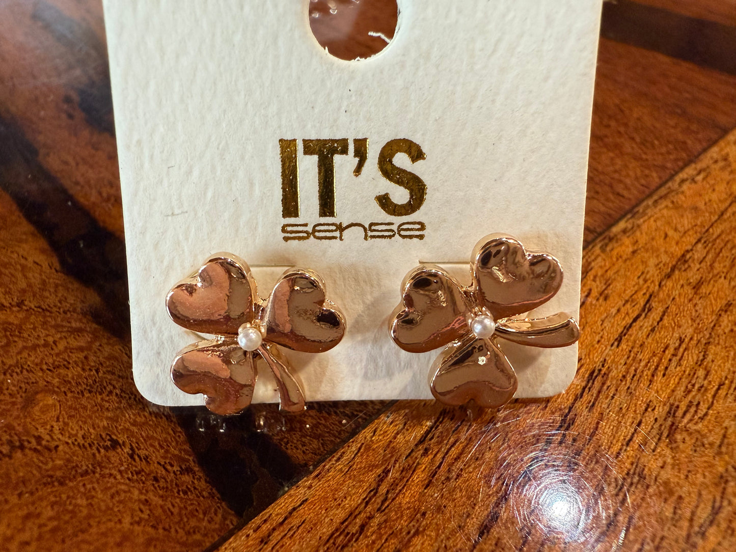Clover Earrings with tiny pearl