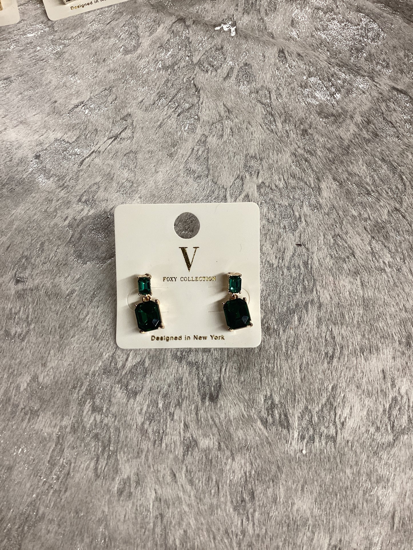 V- teardrop Diamond earrings with gold trim