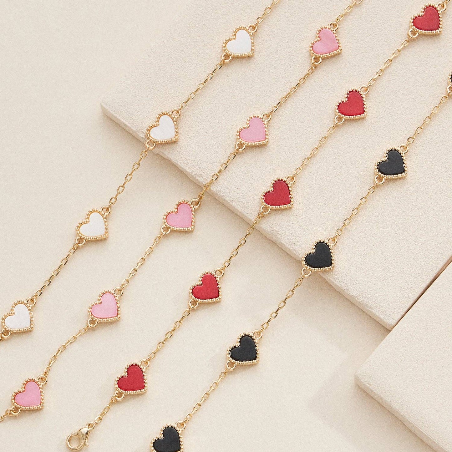 Elegant Gold Heart Charm Bracelets in Vibrant Enamel Colors: BLACK or White. Frem