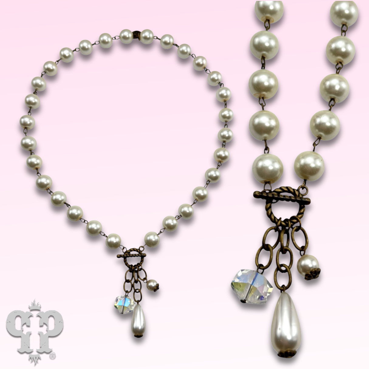 Linked glass pearl necklace with bead charms: White PP