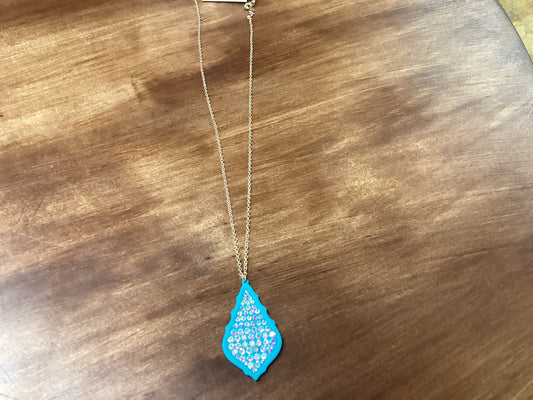 Pendant w/rhinestones on gold chain