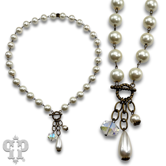 Linked glass pearl necklace with bead charms: White PP