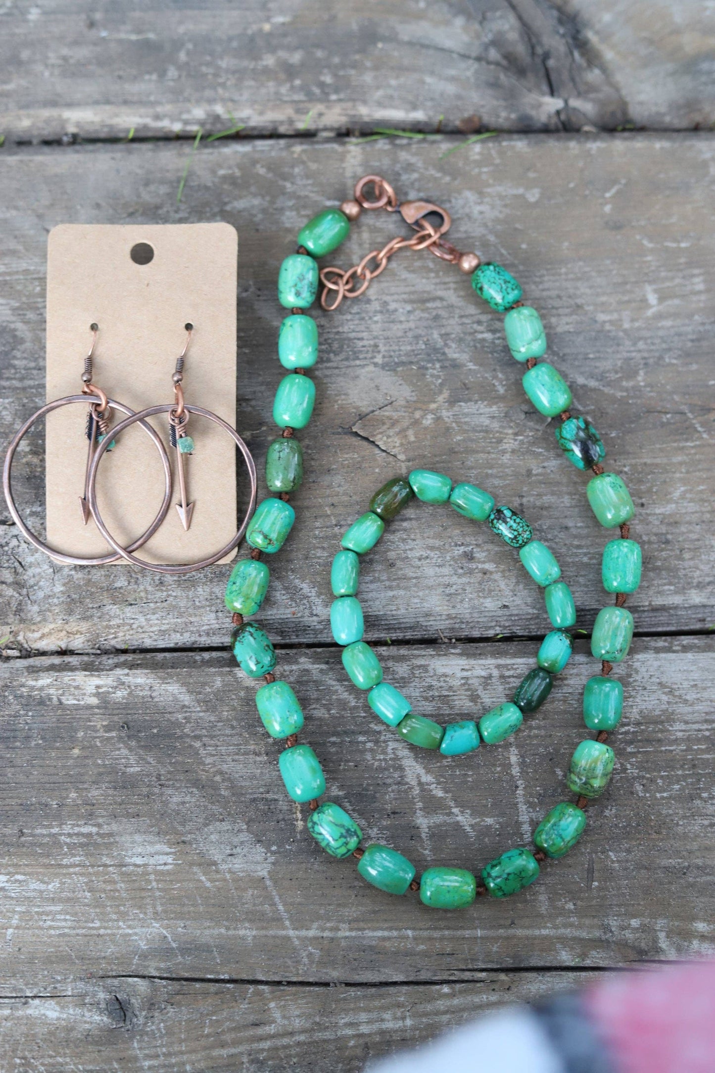 102361 R2-49 GREEN BARREL STRETCH BRACELETS
