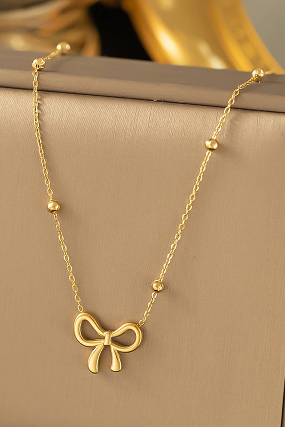 Bowknot Pendant Choker Necklace: Gold LDC