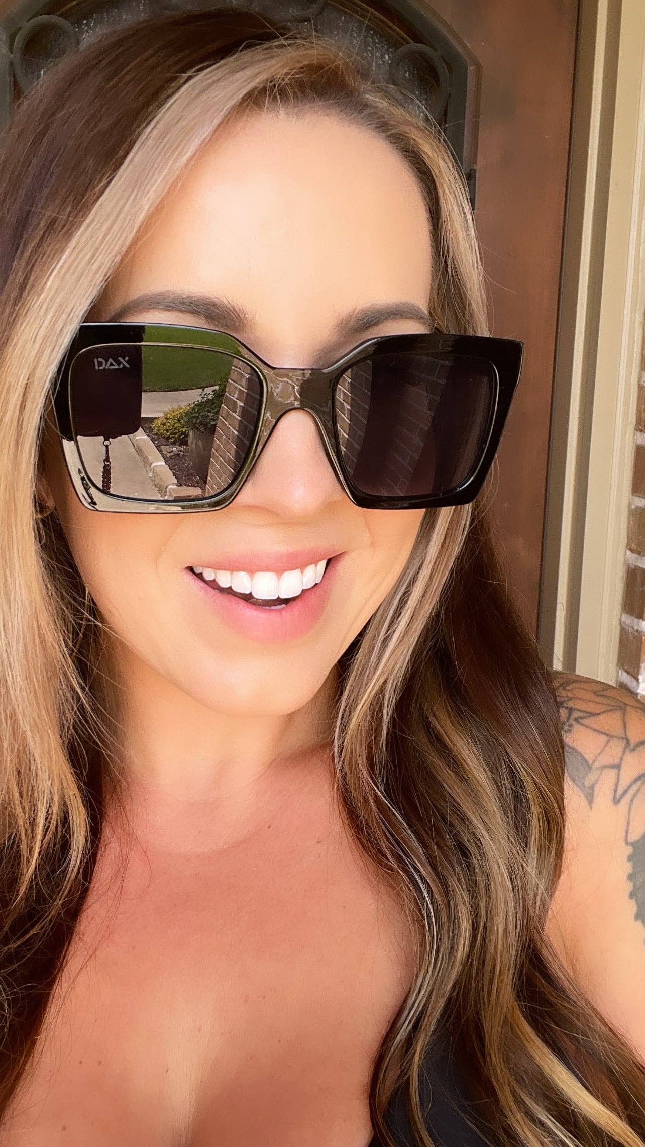 Wylie - Women's Oversized Square Sunglasses: Black Tx Dax